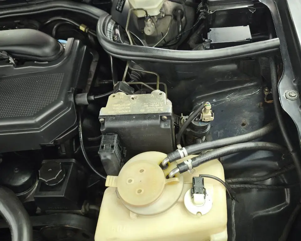 Mercedes W124 после — детейлинг в Калининград